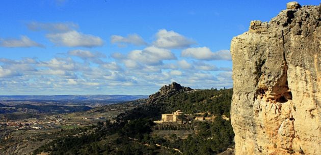 Entre los pinos, el convento de San Miguel de las Victorias.