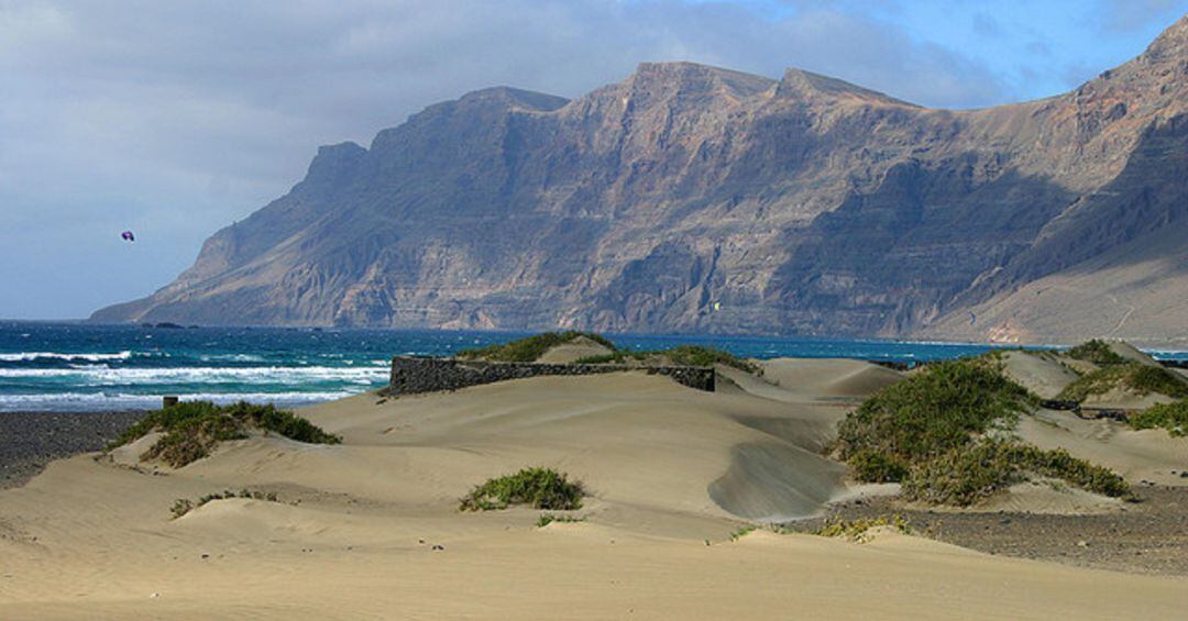 Vista del Risco de Famara desde la playa de la localidad en el municipio de Teguise.