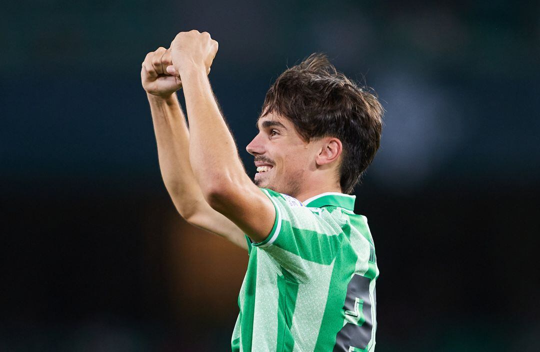 Rodri Sánchez, celebrando su primer gol con el Real Betis, en el Benito Villamarín ante la Roma.