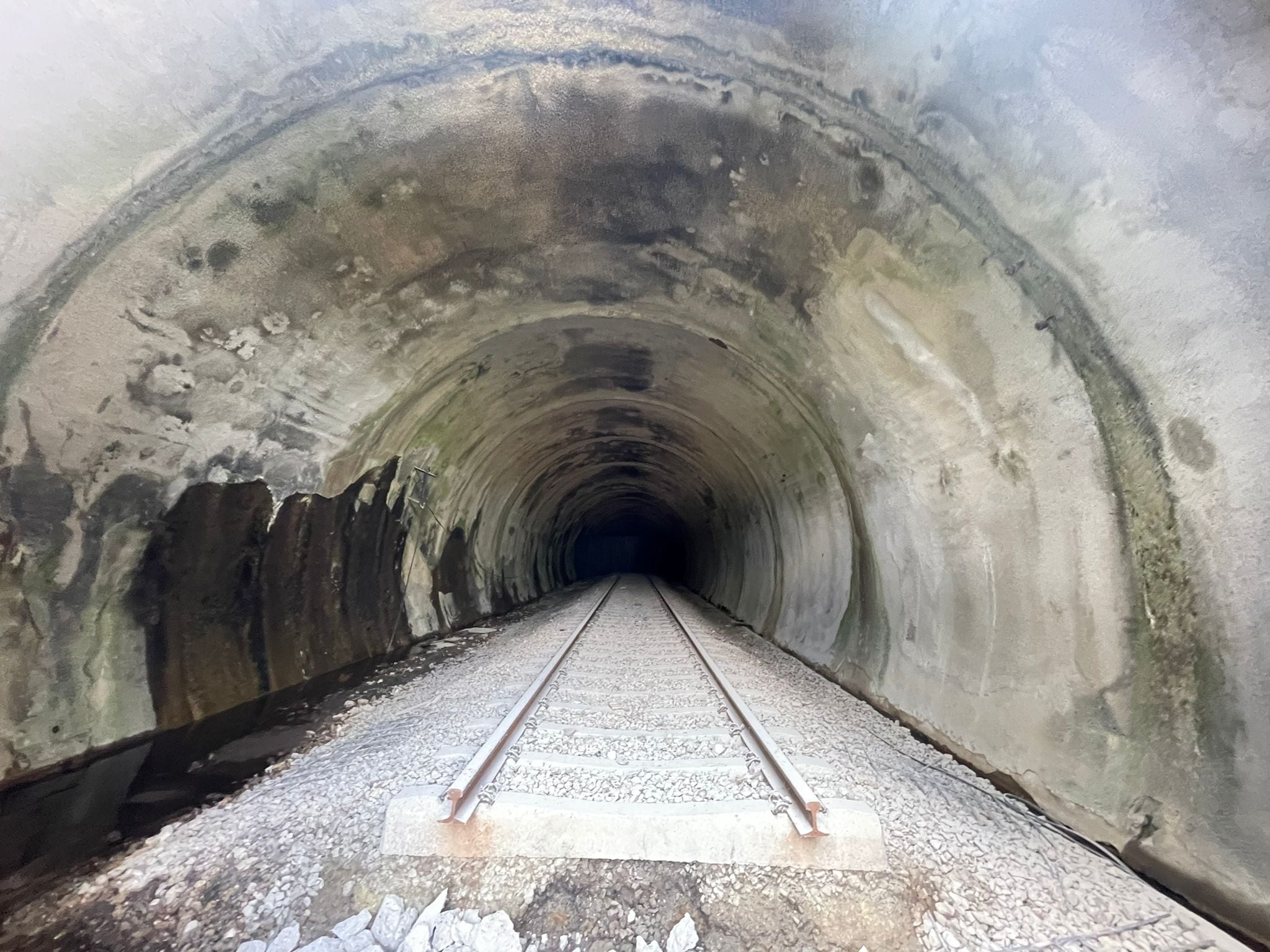 Interior del túnel de la línea del tren Directo Madrid-Aranda-Burgos tras la apertura de su tapiado en septiembre de 2022