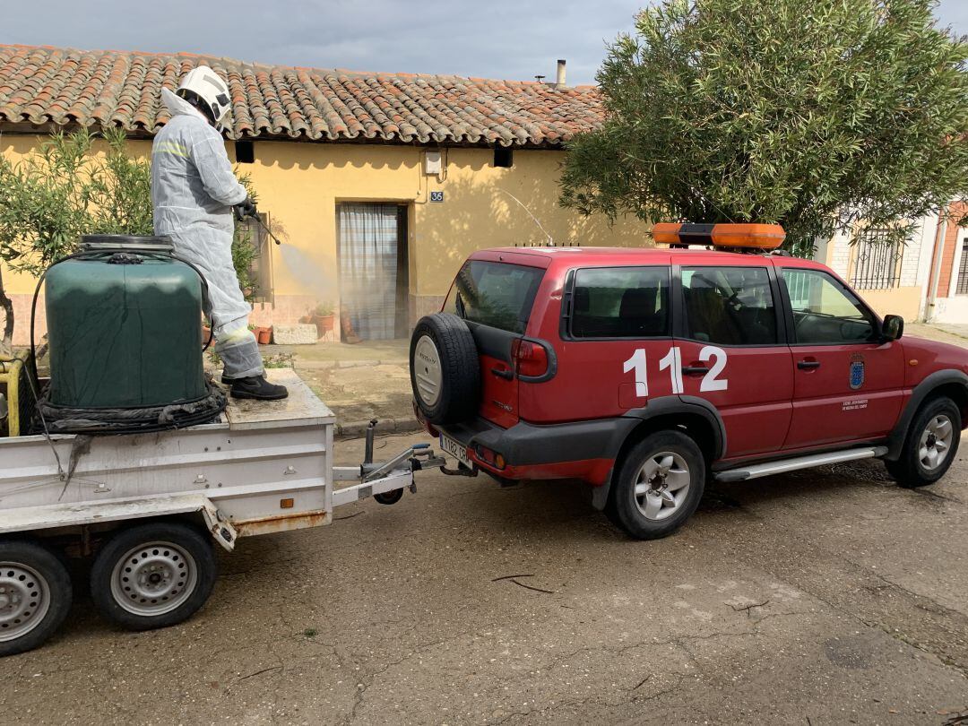 Las labores de limpieza y desinfección son constantes en Medina, Rodilana y Gomeznarro