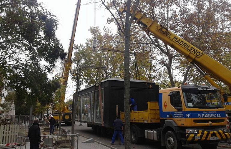 Una grúa desmonta una de las ecoterrazas situadas en la Acera de Recoletos