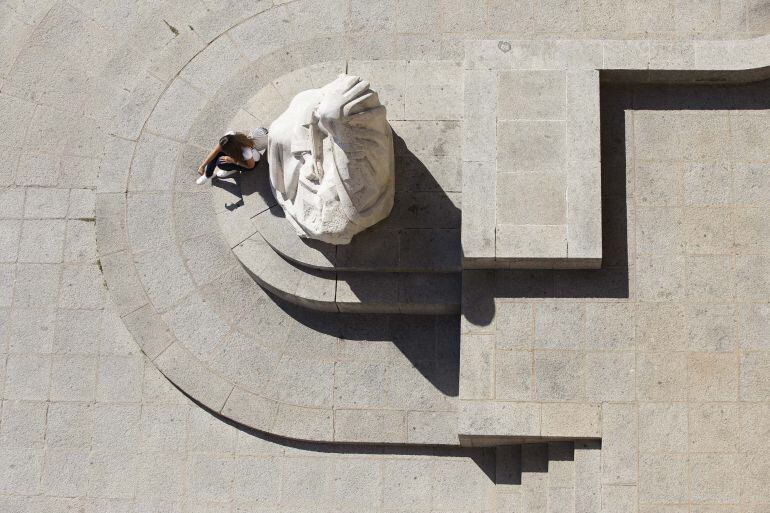 Una turista se fotografía junto a la escultura de Santa Teresa