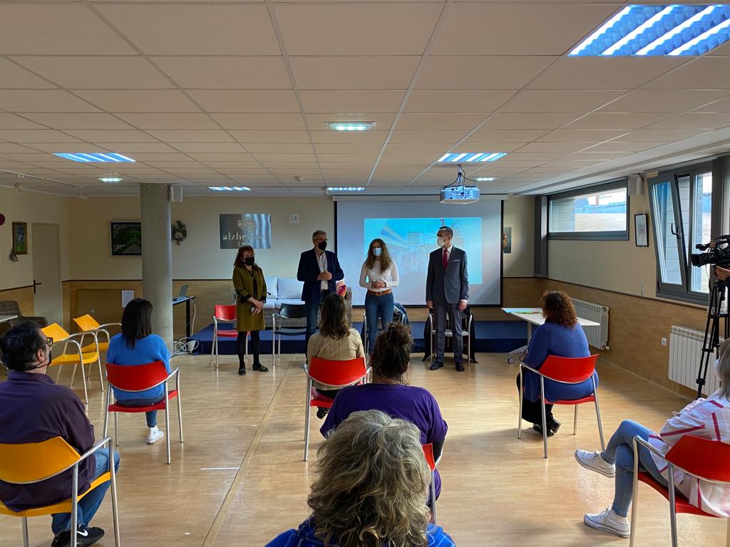 Ester Muñoz durante la entrega de los diplomas a los ocho alumnos que han hecho prácticas en Alzheimer León