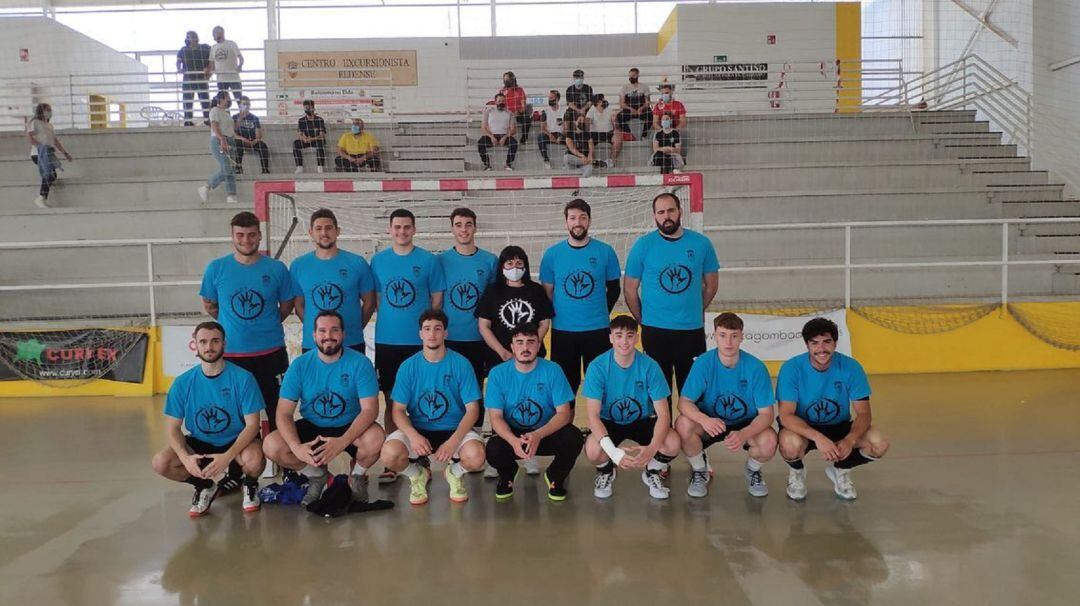 La Pdta. de la Asoc. Plántale Cara al Bullyng, Salud Alarcón, con la plantilla del Bm. Elda - C.E.E