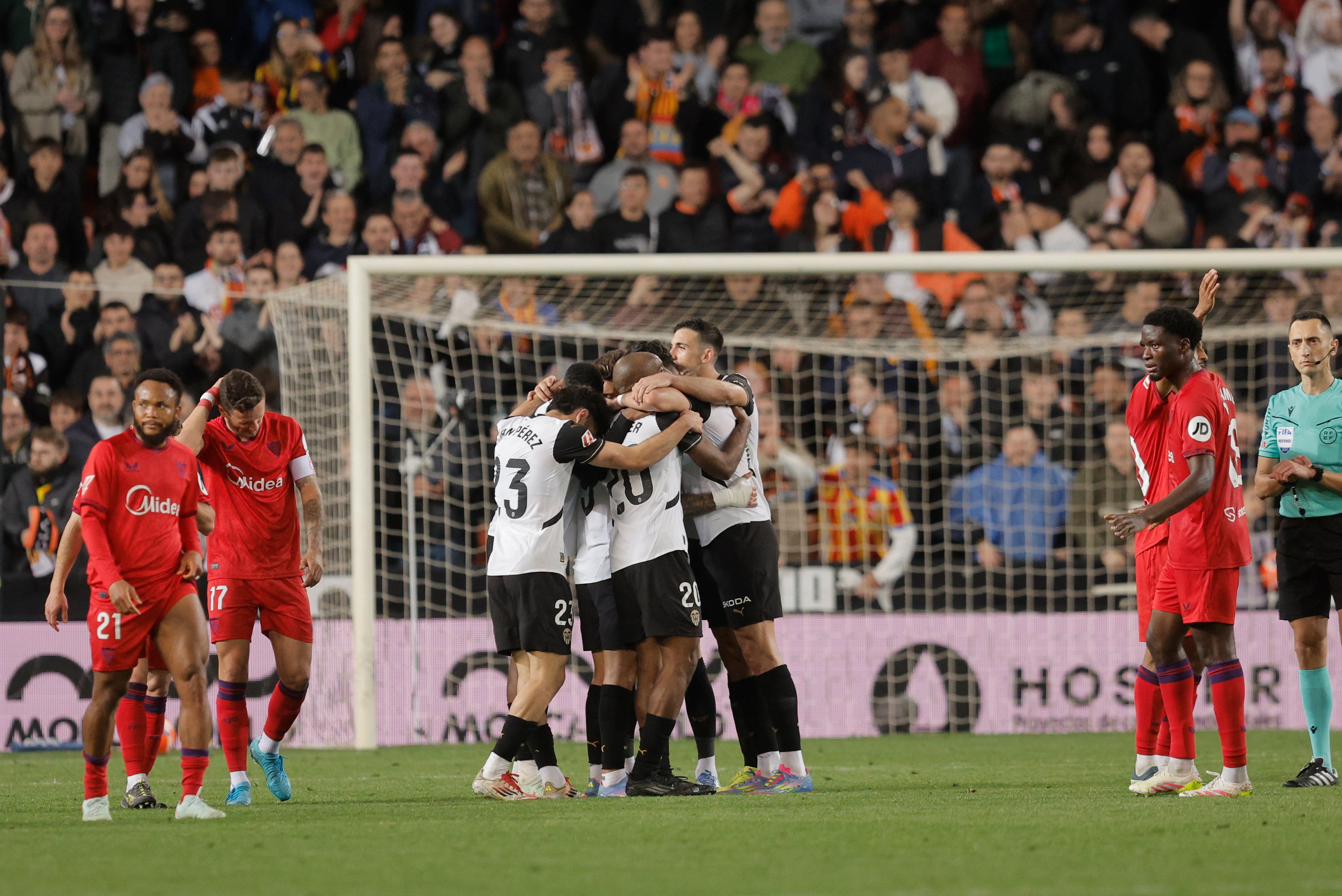 VALENCIA, 11/04/2025.- Los jugadores del Valencia celebran su victoria a la finalización del encuentro correspondiente a la jornada 31 de Laliga EA Sports que han disputado hoy viernes frente al Sevilla en el estadio de Mestalla, en Valencia. EFE/Kai Forsterling.

