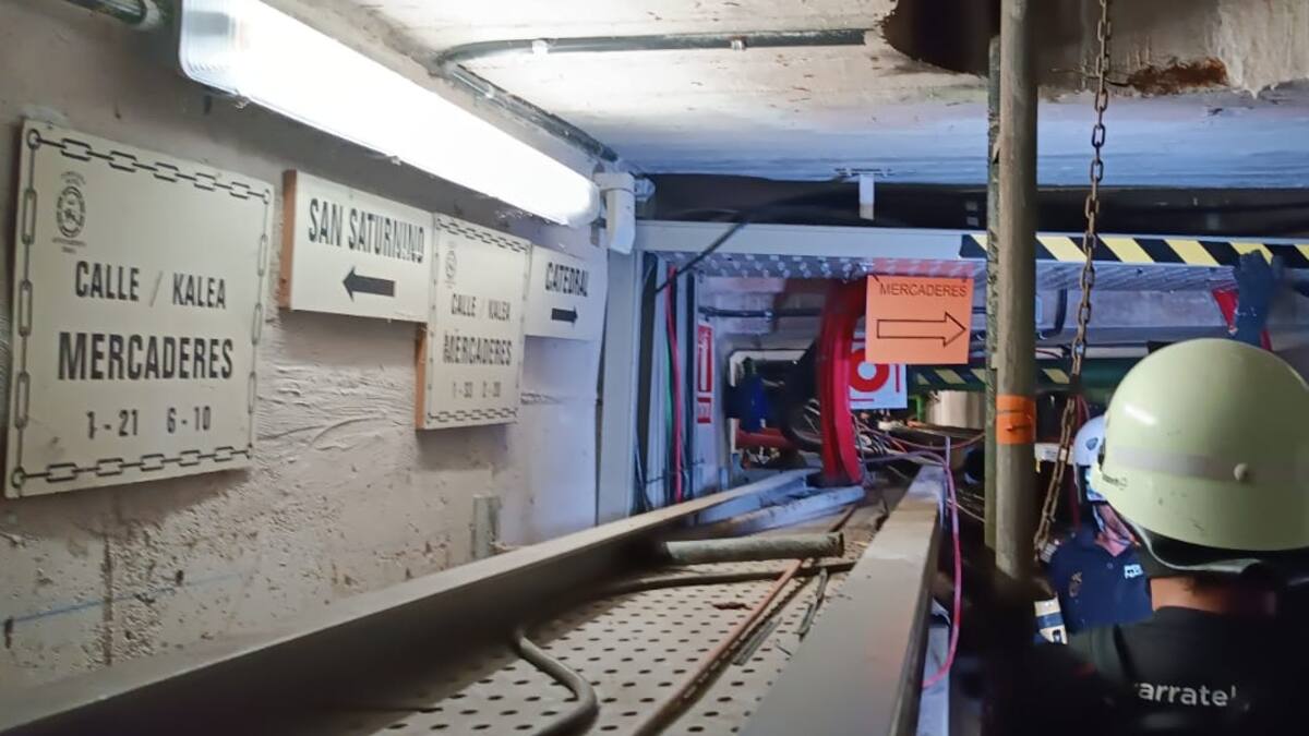 Visita a las galerías subterráneas de la cuesta de Santo Domingo dentro de los preparativos de los Sanfermines 2024