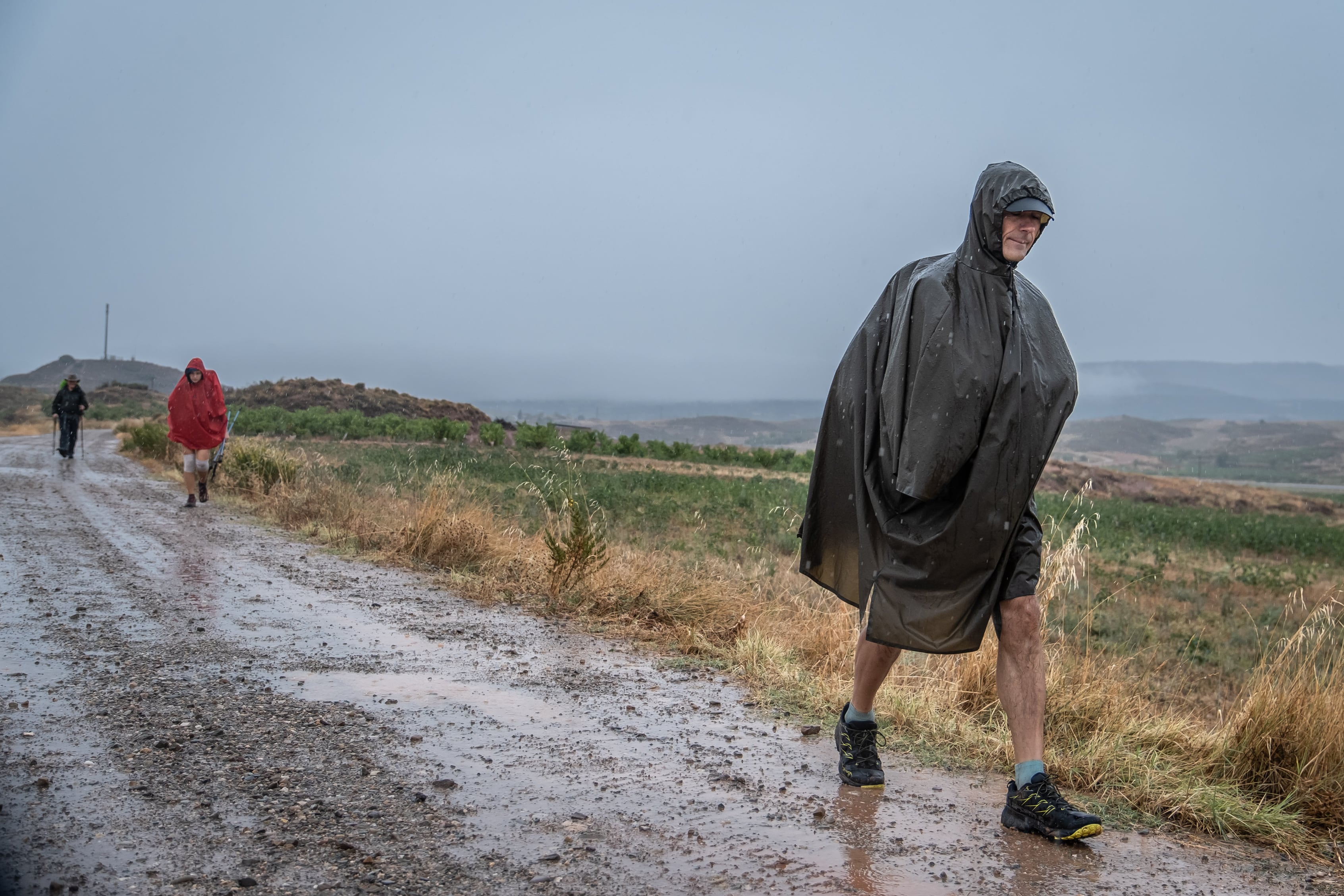 Nájera (LA RIOJA), 2/9/2023.- A pesar de la inclemencias meteorológicas los peregrinos continuan su camino a Santiago a su paso por Nájera este sábado. EFE/Fernando Díaz
