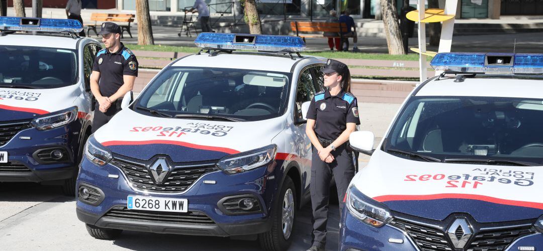 Dos agentes de la Policía Local de Getafe junto a sus vehículos