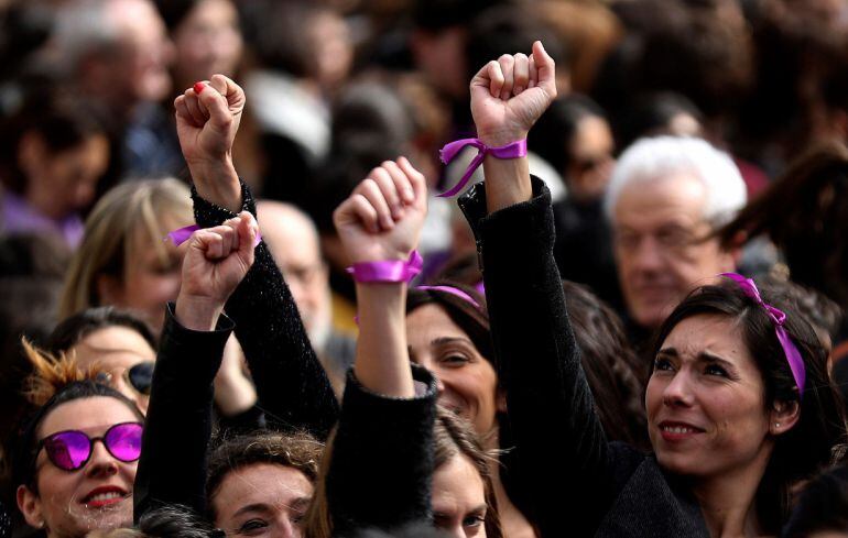 Participantes en la concentración convocada por movimientos feministas hoy en el bulevar de San Sebastián con motivo del Día Internacional de la Mujer. 