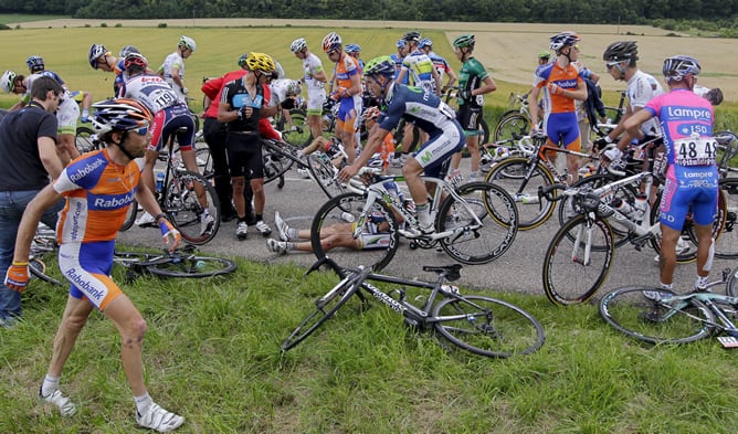 Los corredores tras una caída durante la sexta etapa del Tour de Francia, con un recorrido de 207,5 kilómetros entre Epernay y Metz en Francia, el 6 de julio de 2012.