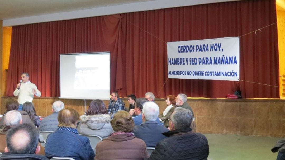 Reunión informativa de vecinos en Almendros.