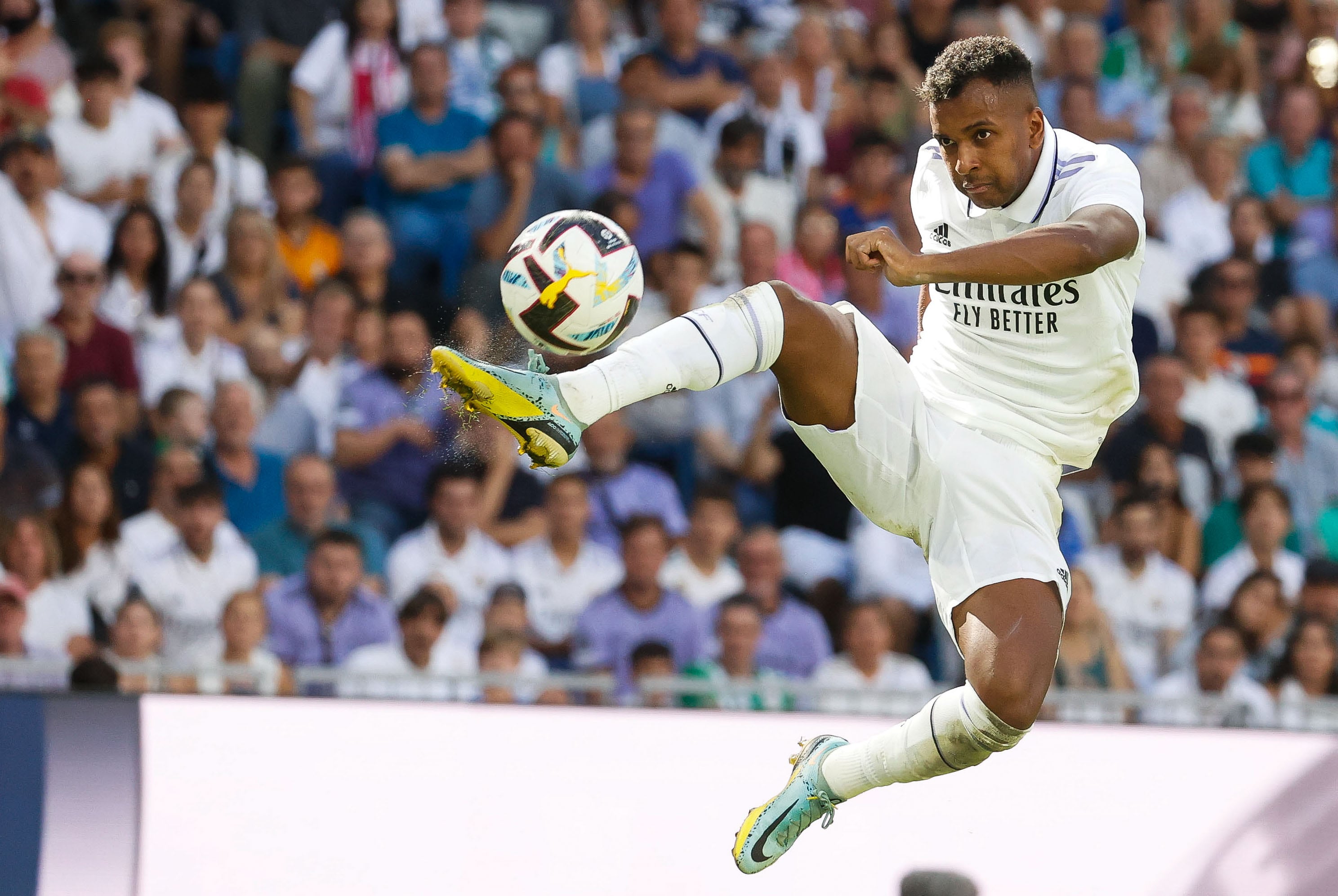 Rodrygo remata un balón durante un partido del Real Madrid.