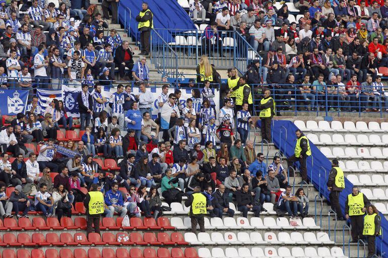 30/11/14  partido de primera division  atletico de madrid - deportivo de la coruña   
 seguidores del deportivo de la coruña policia seguridad