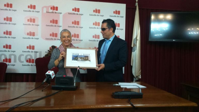 La concejala de Cultura, Carmen Basadre, y el delegado territorial de ONCE, Manuel Martínez, en la presentación del cupón