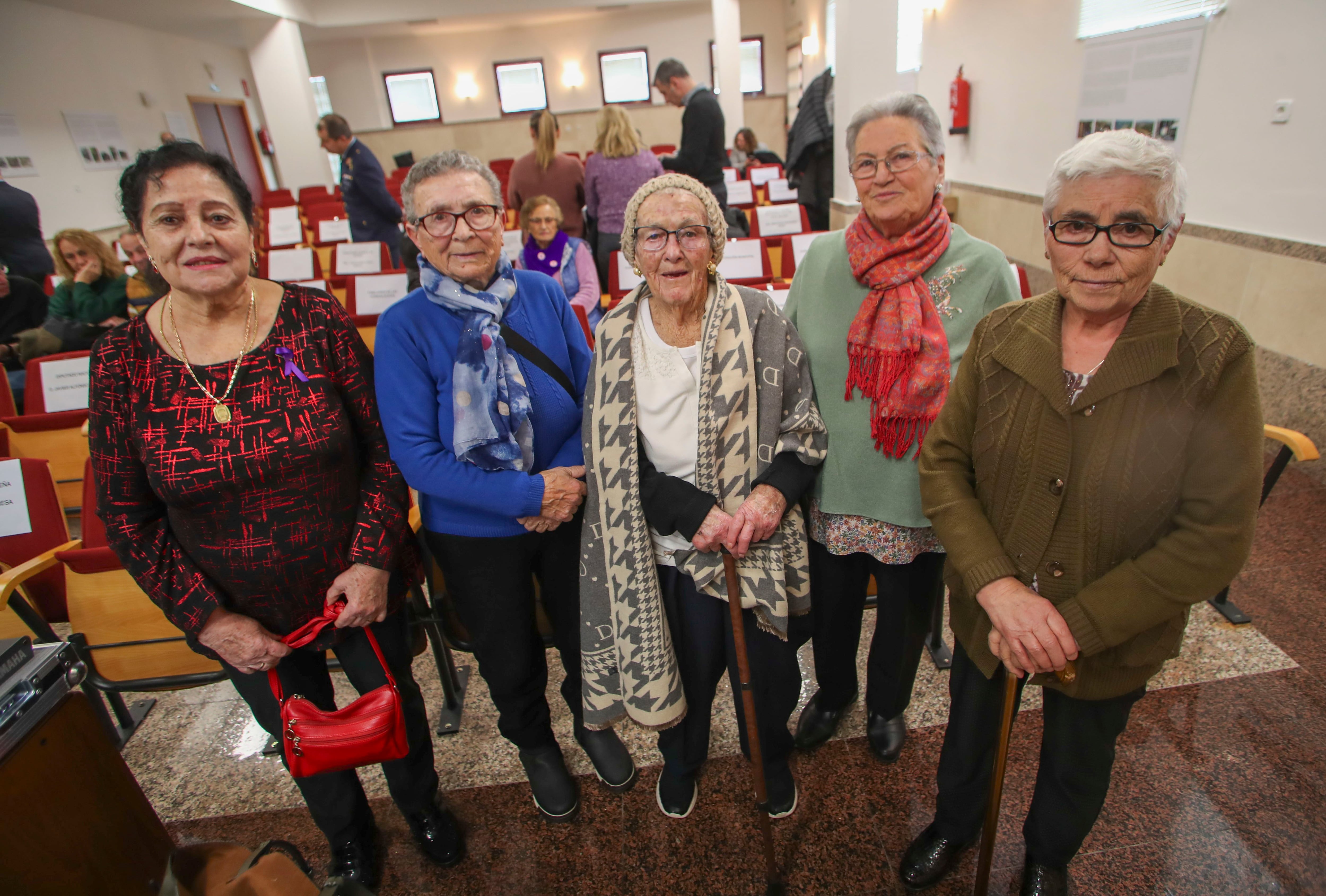 IGÜEÑA (LÉON), 08/03/2024.- Mujeres mineras asisten al acto de celebración del Día Internacional de la Mujer este viernes en Igüeña (León). Igüeña acoge este 8M el acto institucional del Dia Internacional de la Mujer organizado por la Diputación de León, en el que se ha homenajeado especialmente a las mujeres mineras. EFE/ Ana F. Barredo
