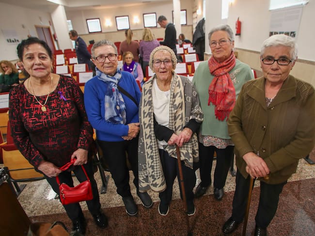 IGÜEÑA (LÉON), 08/03/2024.- Mujeres mineras asisten al acto de celebración del Día Internacional de la Mujer este viernes en Igüeña (León). Igüeña acoge este 8M el acto institucional del Dia Internacional de la Mujer organizado por la Diputación de León, en el que se ha homenajeado especialmente a las mujeres mineras. EFE/ Ana F. Barredo