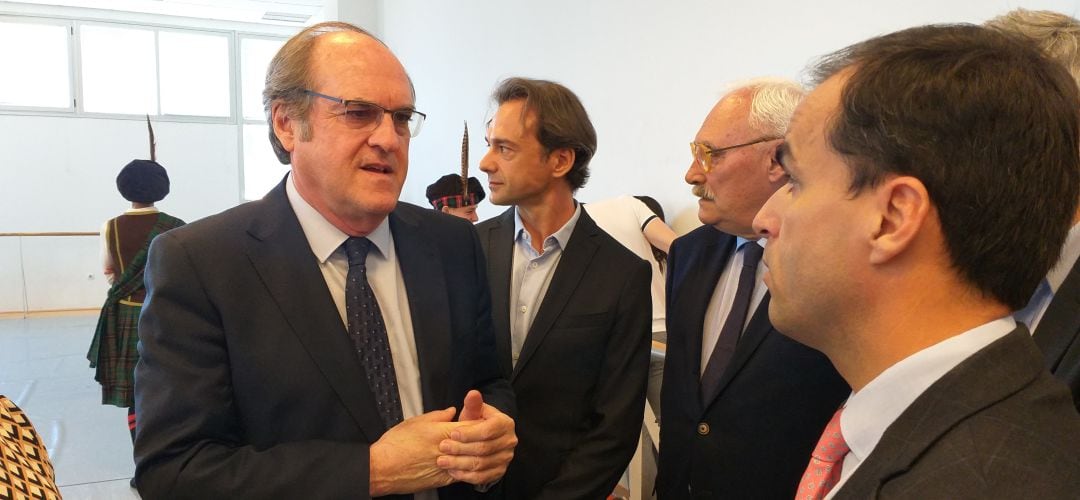 Ángel Gabilondo conversa con el Rector de la URJC, Javier Ramos, durante su visita al Instituto de Danza Alicia Alonso, situado en el campus de Fuenlabrada.