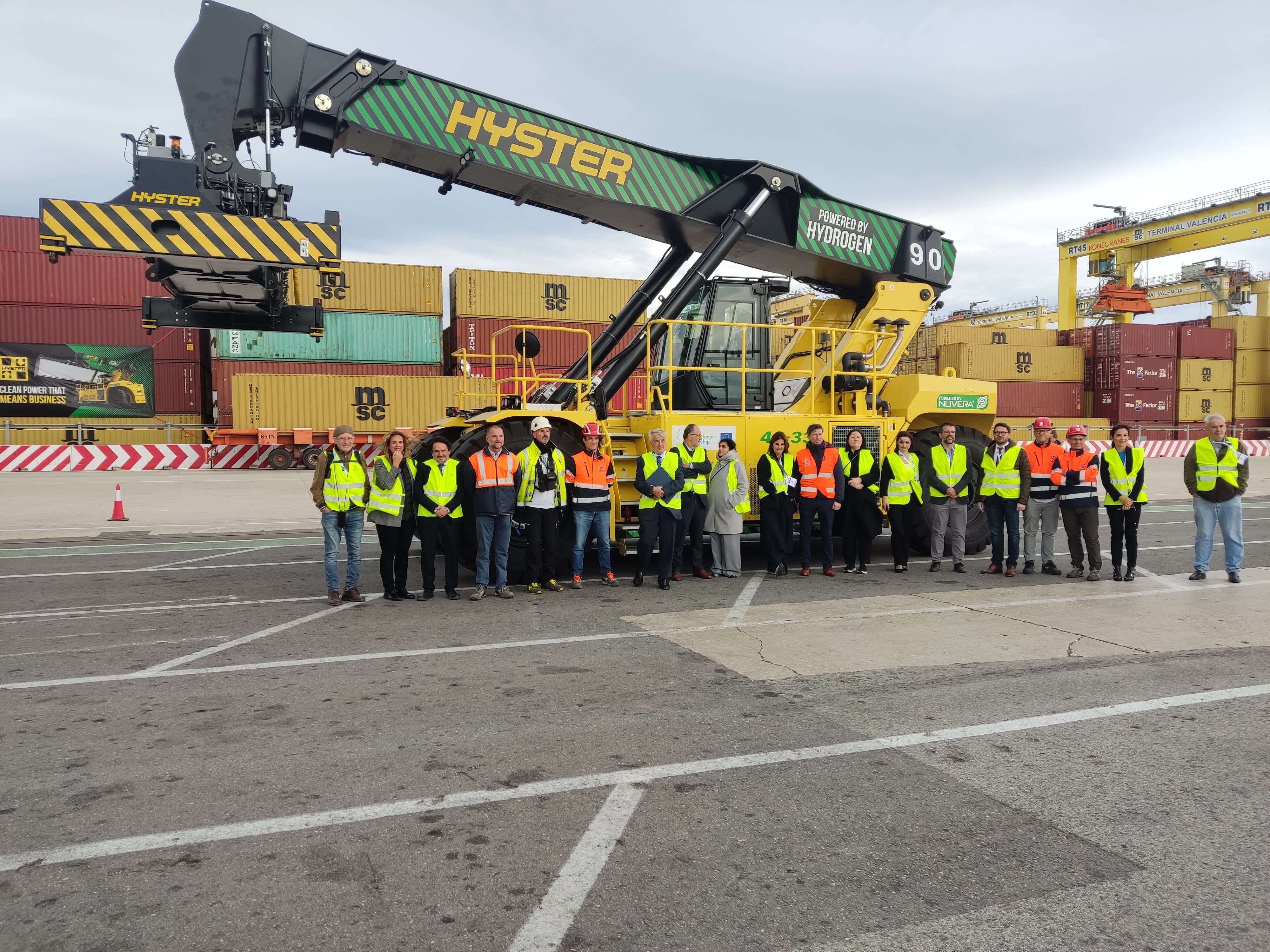 Demostración de una apiladora en el puerto de València que usa hidrógeno como combustible