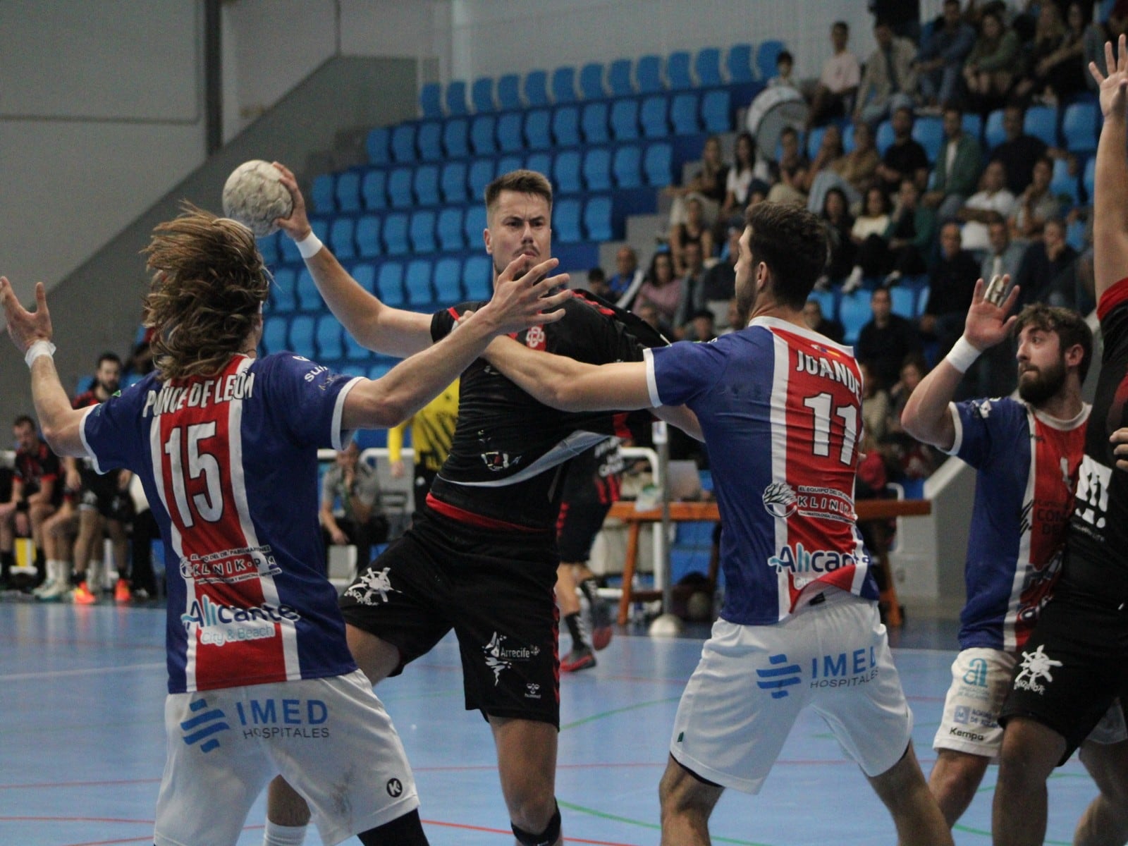 Lanzamiento Balonmano Lanzarote Ciudad de Arrecife que sabe a poco (27-27).