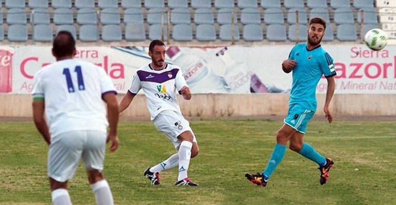 Mario Ramón despeja un balón en el encuentro contra la Linense