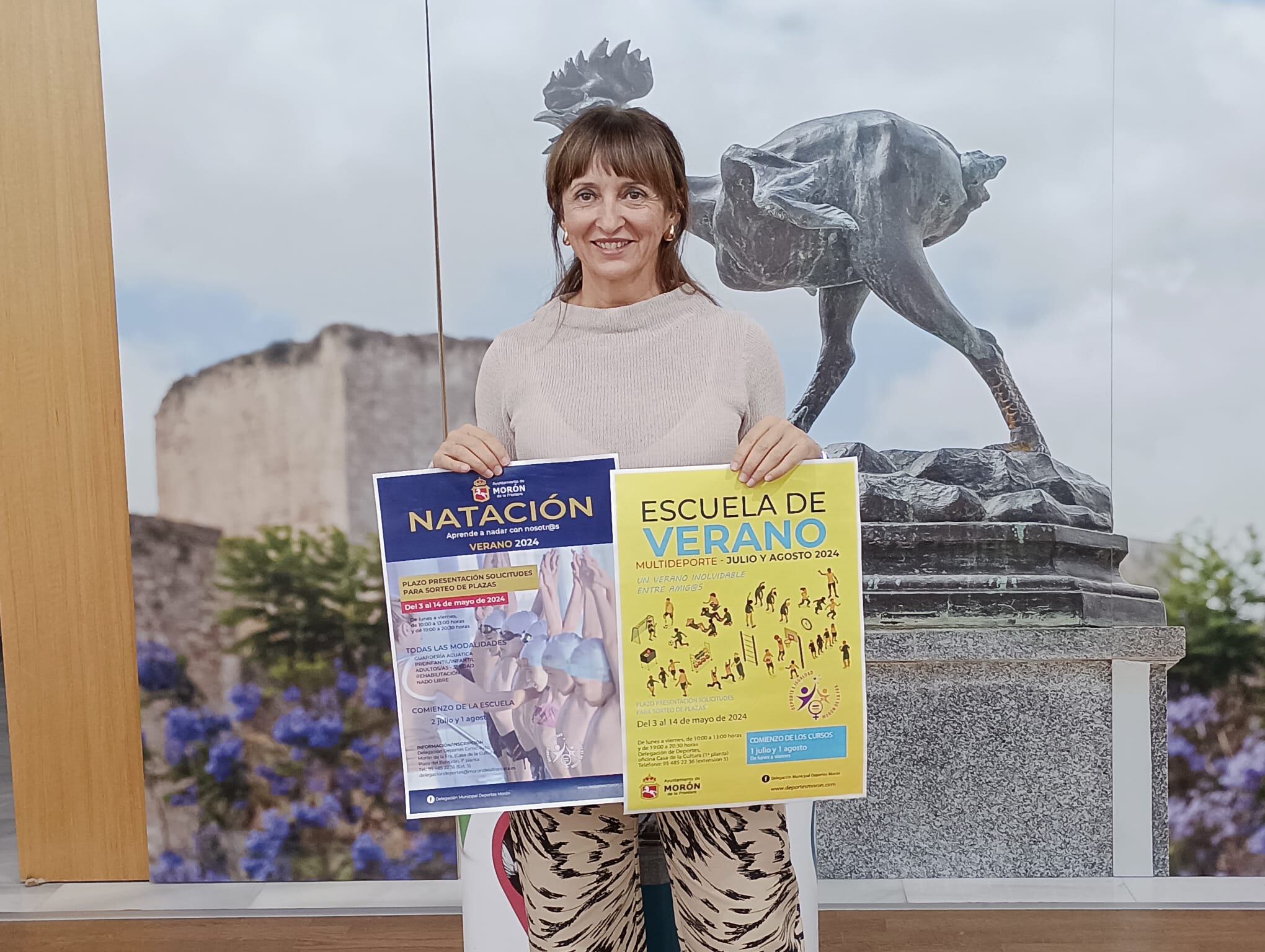 Rosi Andújar posa con los carteles de las actividades veraniegas / Radio Morón