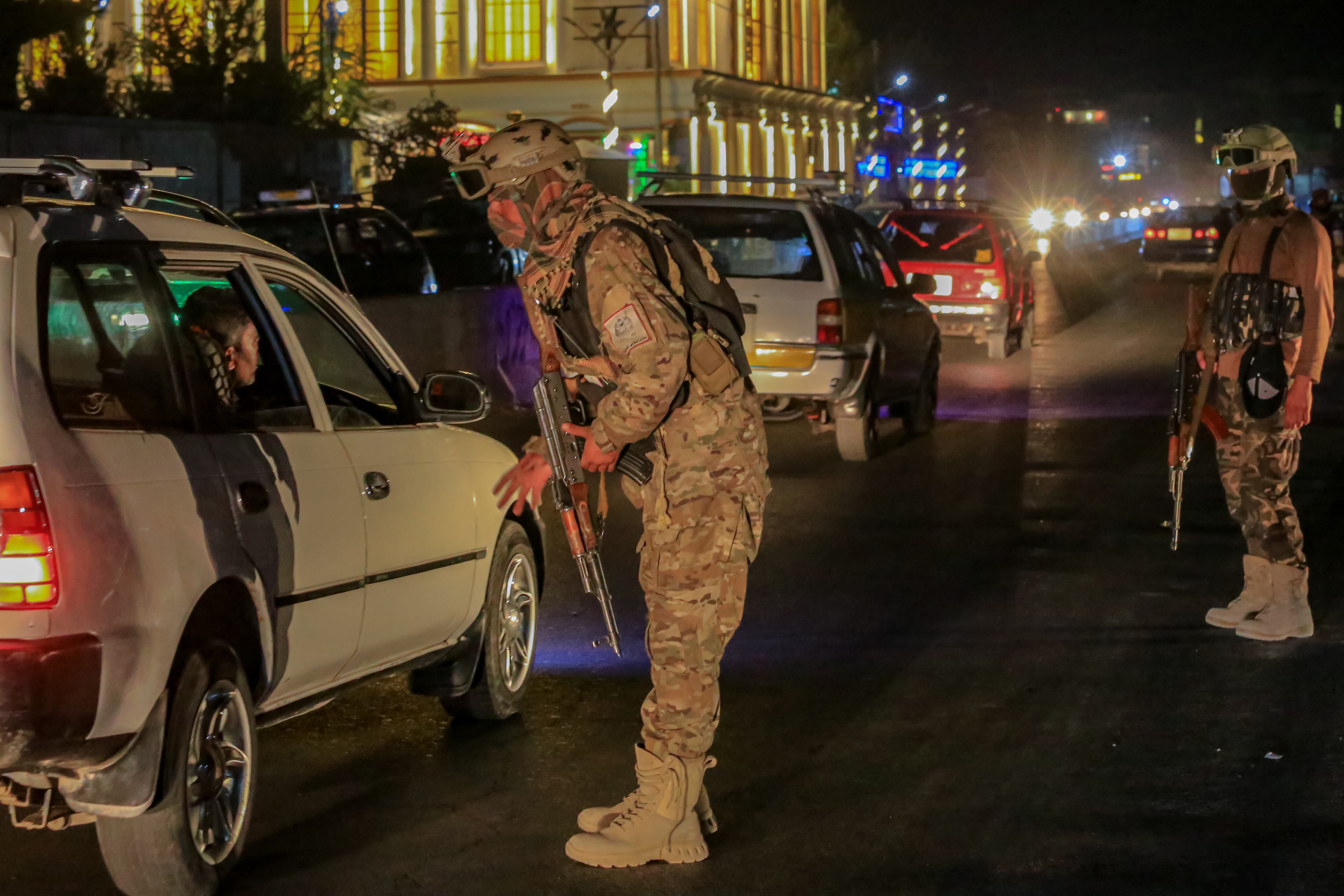 Control de seguridad de los Taliban en Kabul (Afganistán).