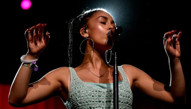 Jorja Smith durante su actuación en el Coachella