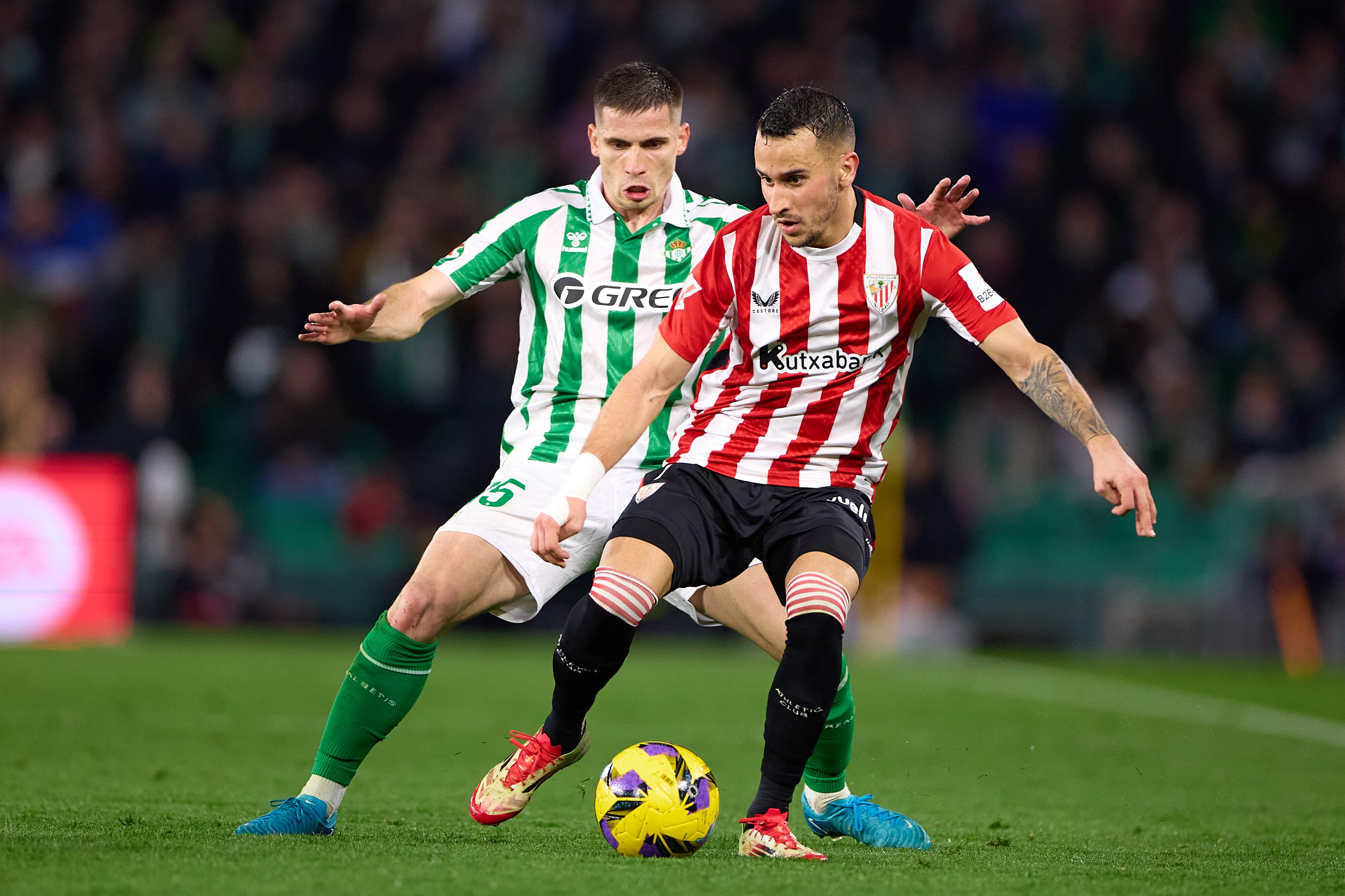 Romain Perraud y Alex Berenguer compiten por el balón durante el último Betis-Athletic Club