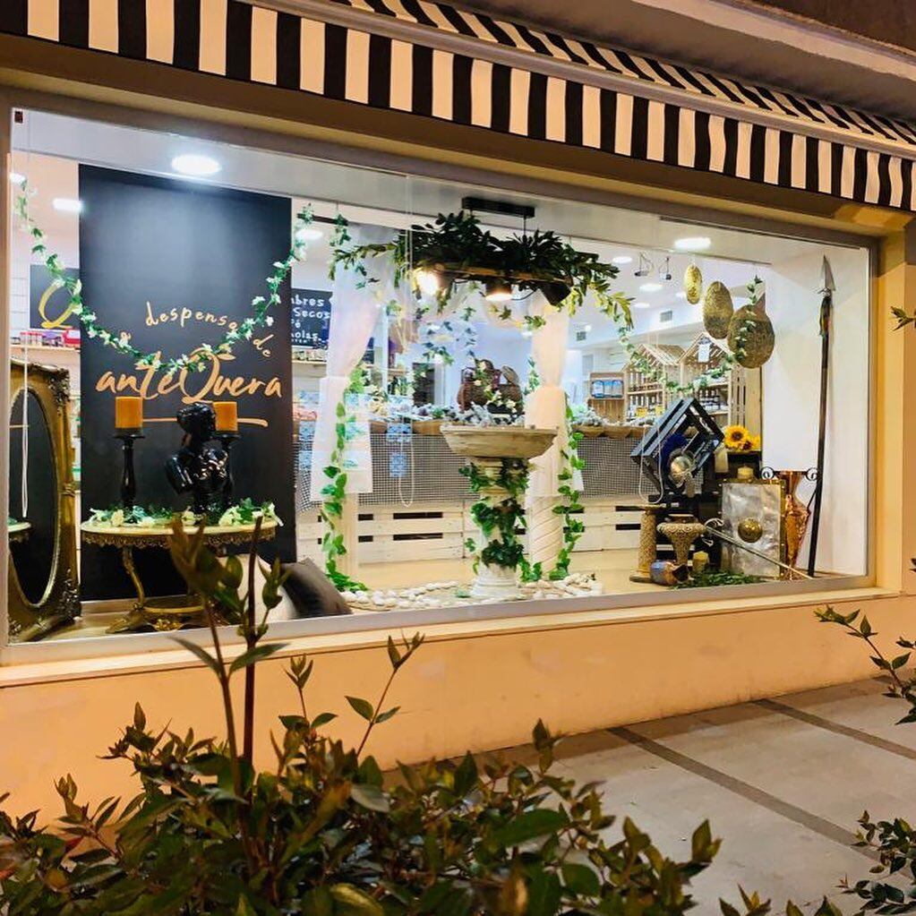 Imagen del escaparate de La Despensa de Antequera, en calle La Virgen.