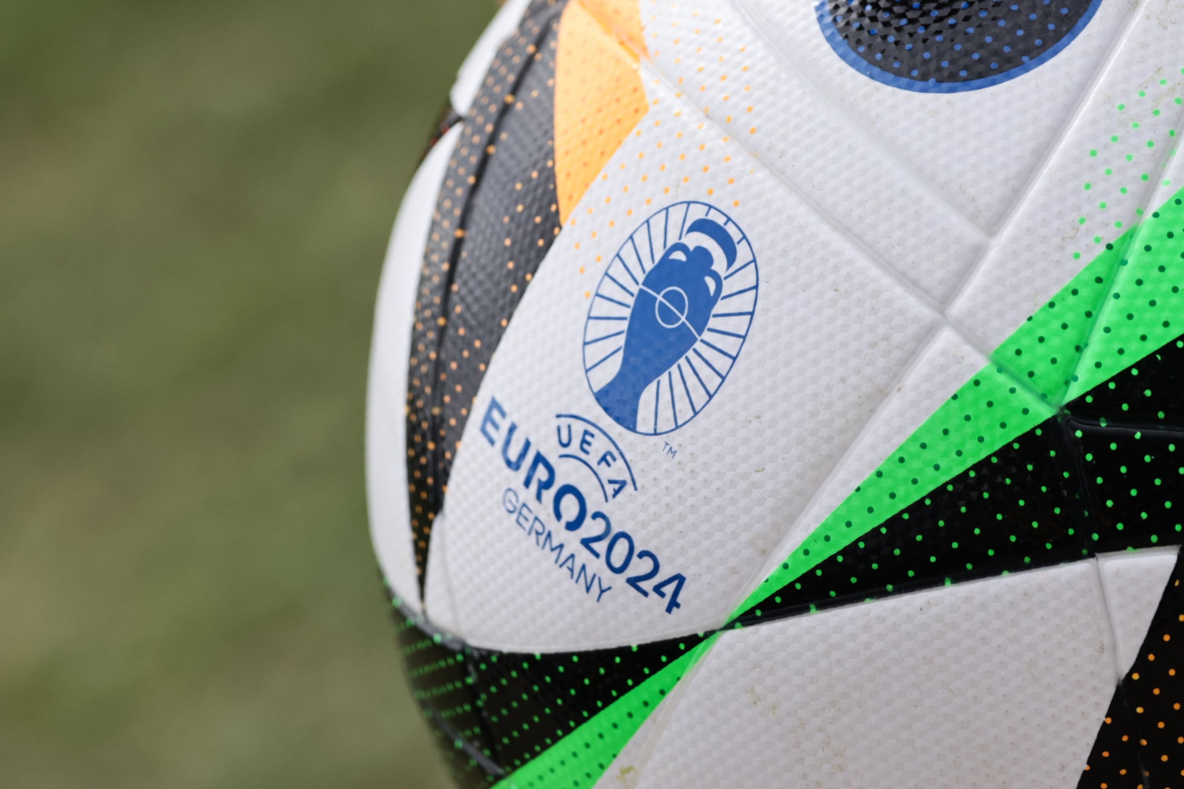 Balón oficial de la UEFA Euro 2024. (Photo by Jakub Porzycki/NurPhoto via Getty Images)