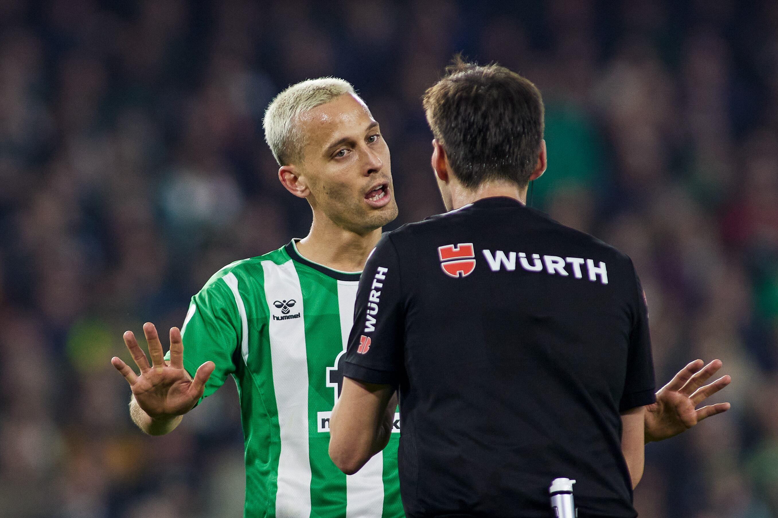 Sergio Canales, con De Burgos Bengoetxea, durante un partido del Real Betis.