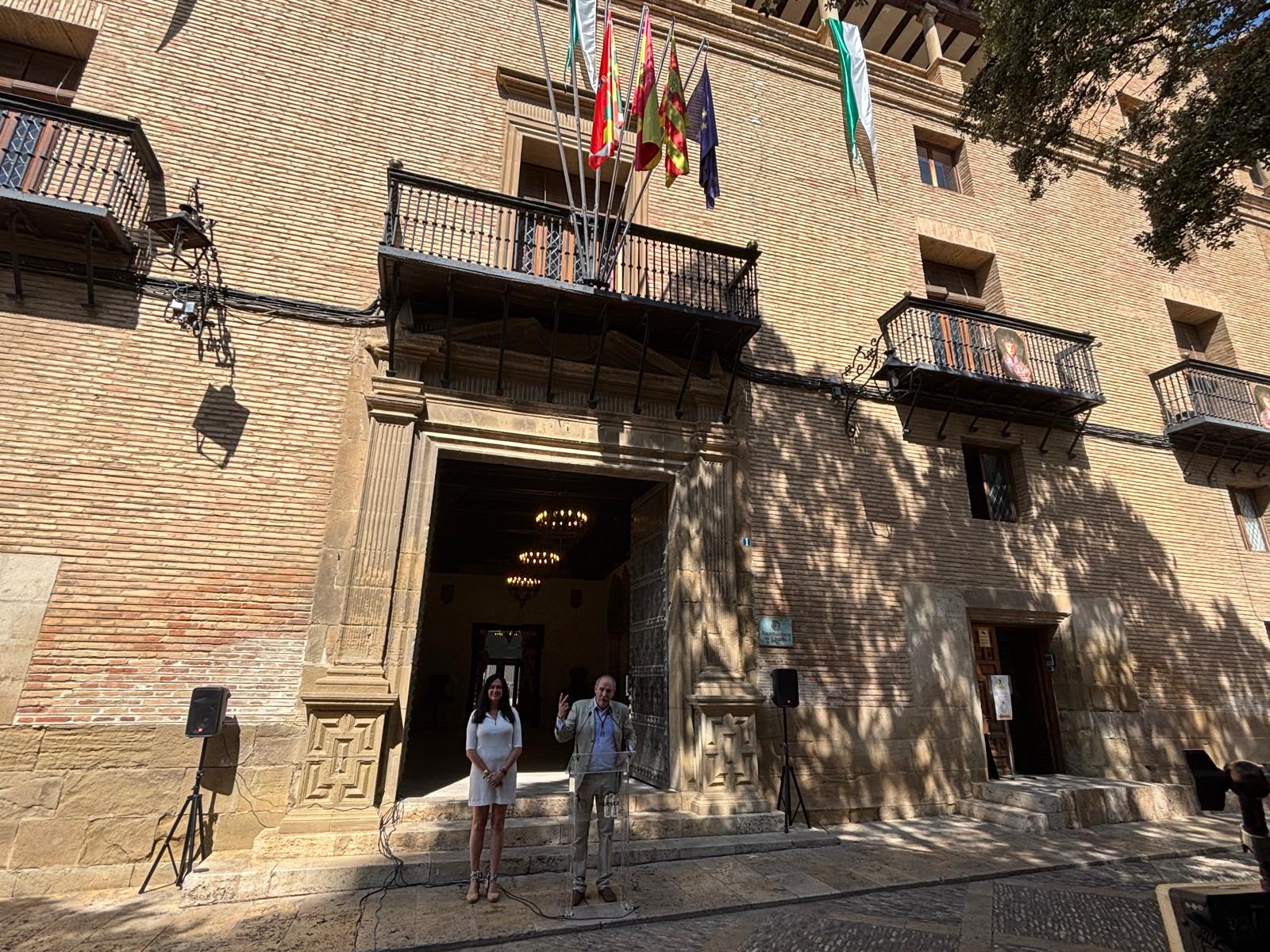La alcaldesa de Huesca y el prior de la Cofradía de San Lorenzo tras desplegar los pendones