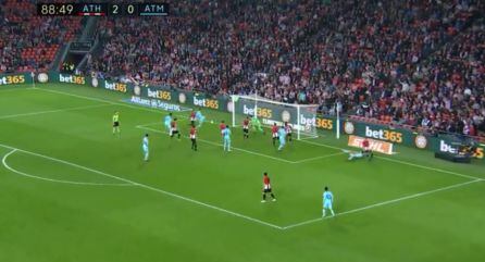 Álvaro Morata rematando el balón cuando tenía la portería vacía