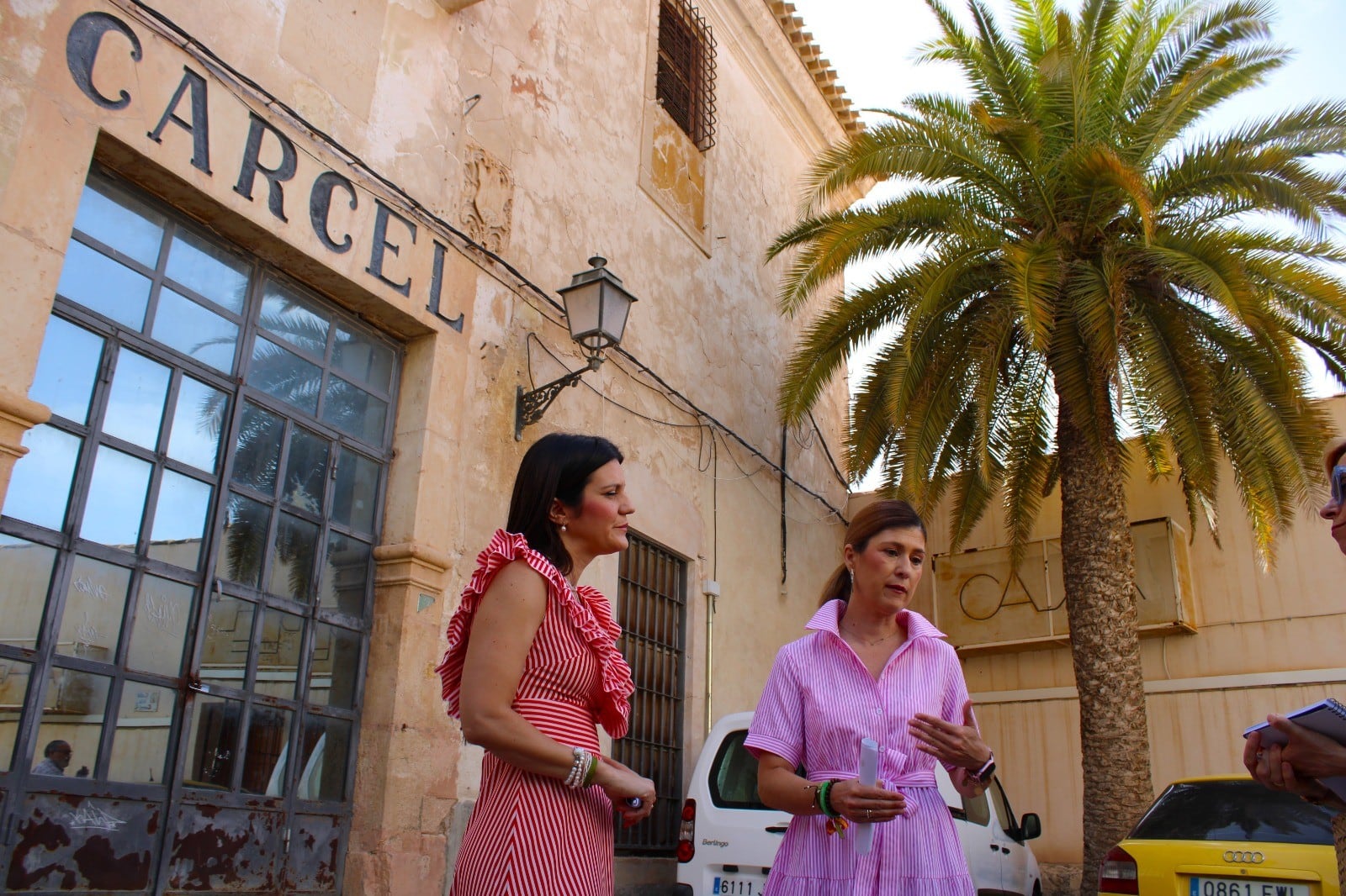 Rosa Medina y Maria Hernández, concejalas del equipo de gobierno del Ayuntamiento de Lorca en las puertas de la vieja cárcel.