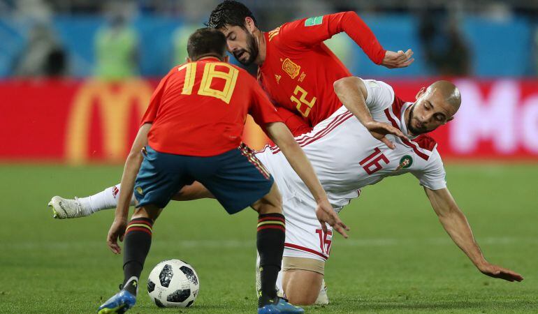 Amrabat ante Jordi Alba e Isco en el partido en el Kaliningrad Stadium.