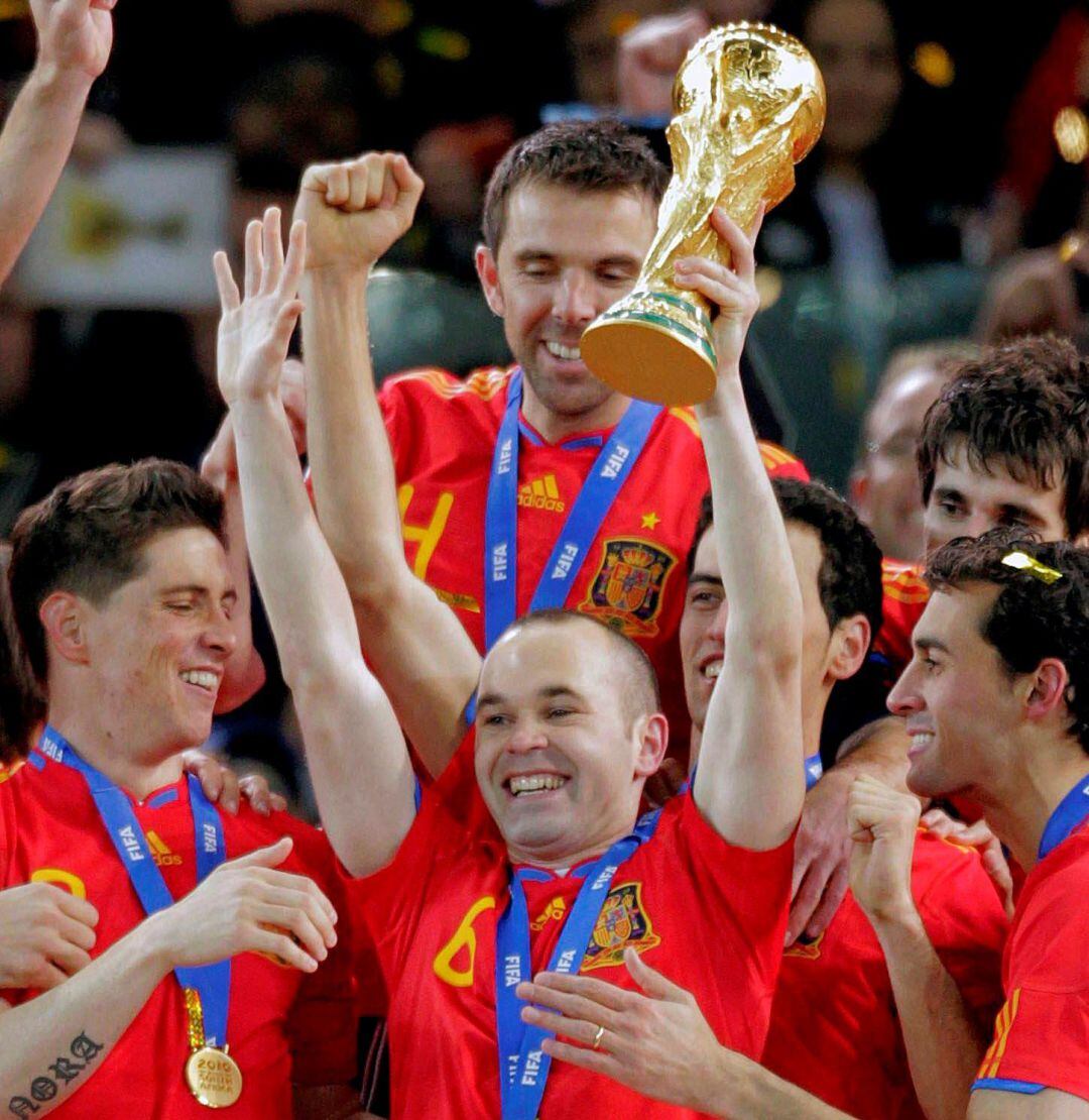 Fotografía de archivo del 11 de julio de 2010 de Andrés Iniesta con la Copa del Mundo después de que el equipo español consiguiera vencer en la final del Mundial de Sudáfrica a la selección de Holanda por 1-0 en el Soccer City de Johannesburgo. Andrés Iniesta, el héroe de la final del Mundial de Sudáfrica que dio el título a España hace una década, recuerda, en una entrevista concedida a Efe, que en ese torneo &quot;se juntaron muchas circunstancias&quot; para que la &quot;Roja&quot; ganase, un logro que considera &quot;prácticamente imposible&quot;. 