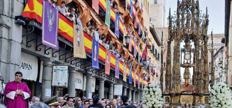 Imagen de la custodia de Arfe en la plaza de Zocodover durante el recorrido procesional del Corpus