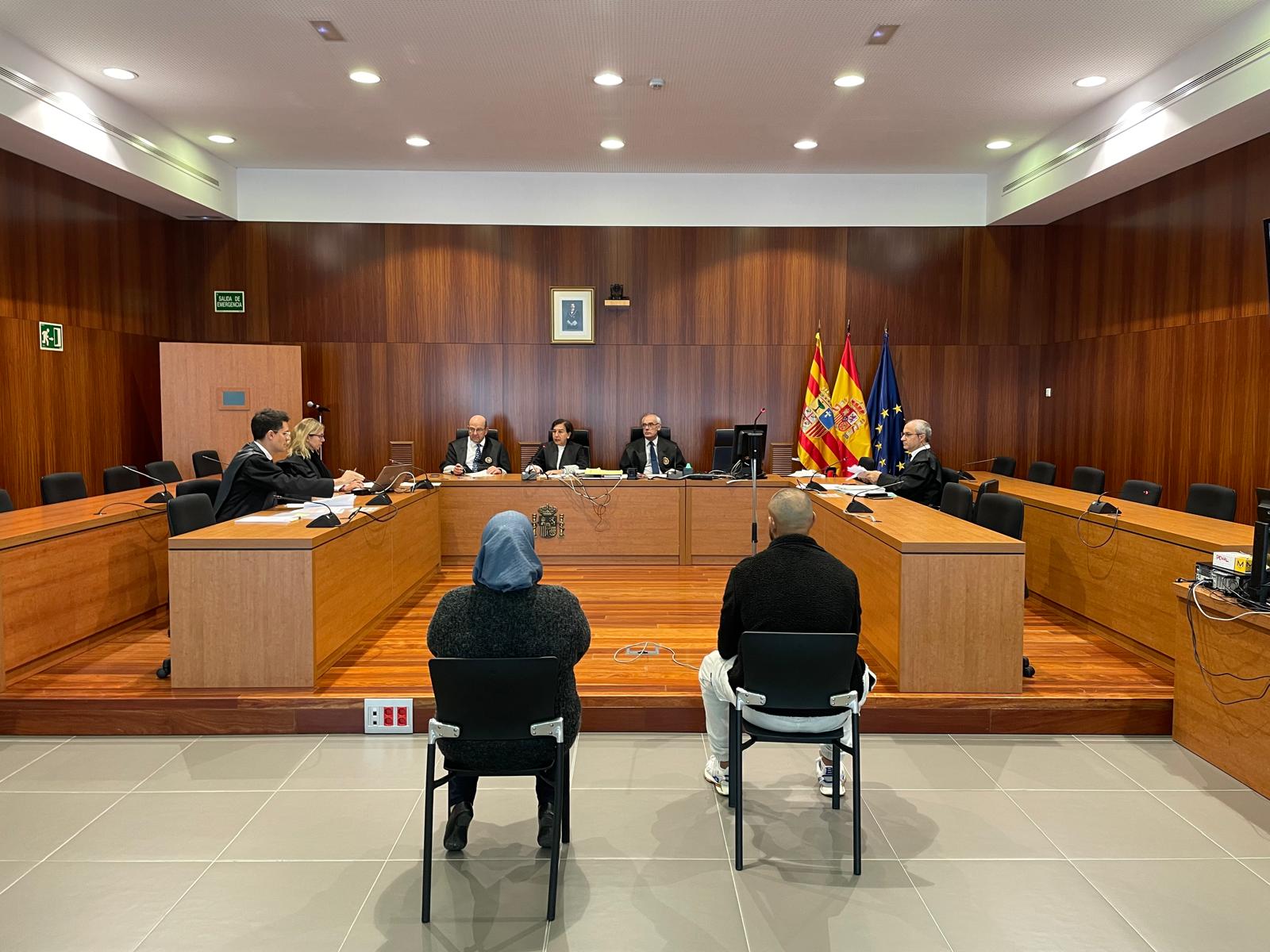 El acusado, a la derecha, junto a una intérprete durante el juicio en la Audiencia Provincial de Zaragoza