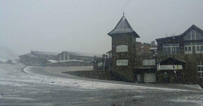La primera nevada ha dejado un par centímetros de espesor en las cumbres más altas de la serranía granadina.