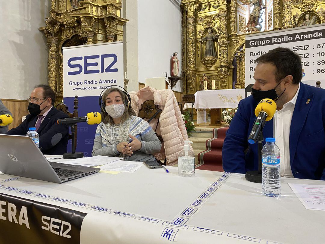 Ángel Guerra, diputado provincial, y Alberto Rasero, alcalde de Villalba, junto a Elena Lastra en el inicio del programa