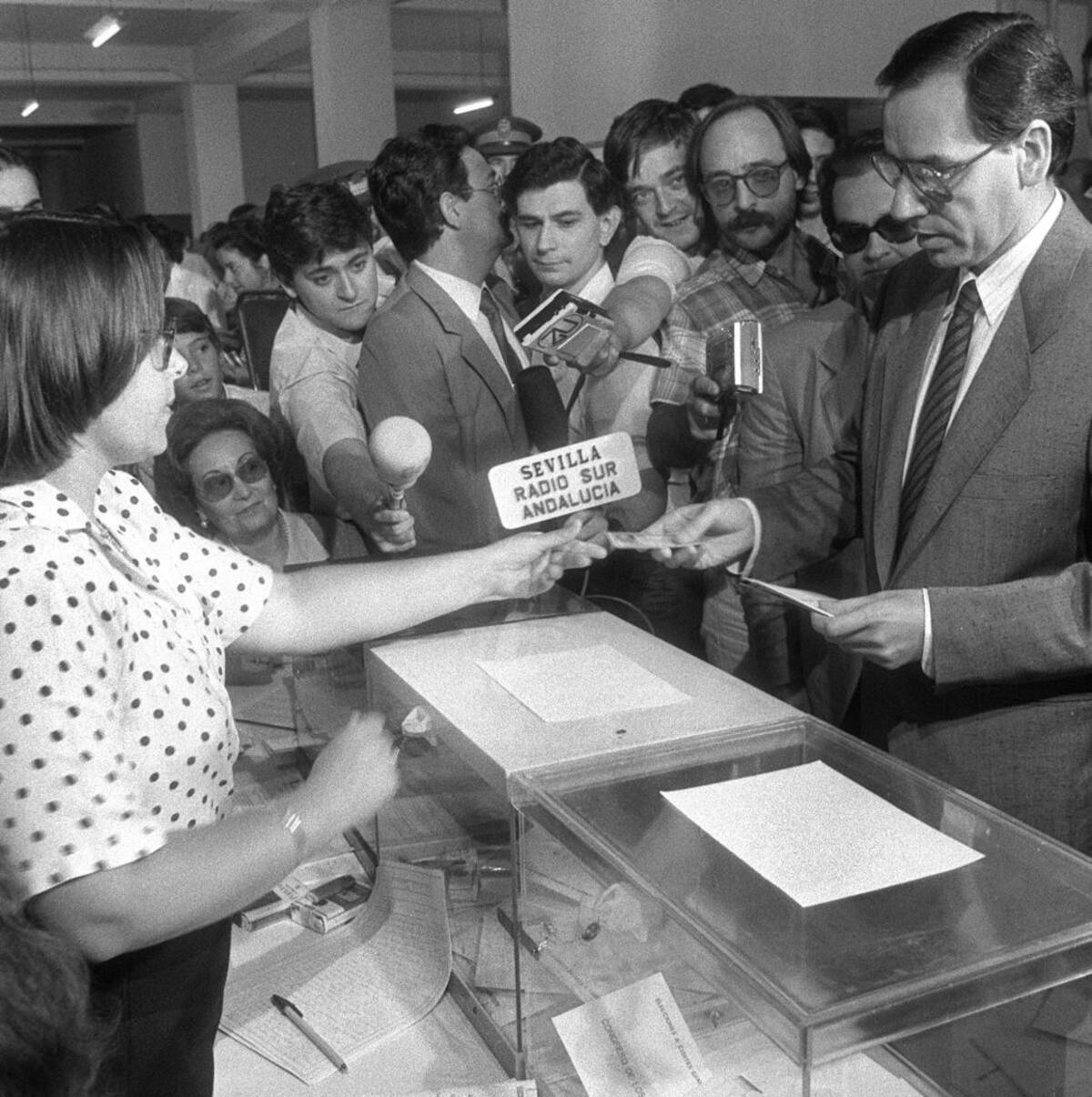 Elecciones generales y autonómicas en Sevilla, 22-6-1986.- Alfonso Guerra, exvicepresidente del Gobierno, vota en su colegio electoral.