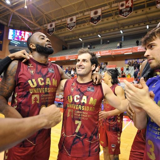 Parte de la plantilla del UCAM Murcia CB celebrando la victoria ante el Betis