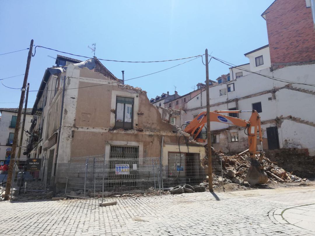 La excavadora trabajando en el derribo del edificio en la Plaza de los Dolores