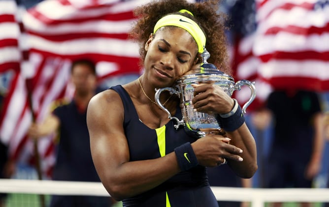 La tenista estadounidense posa con su trofeo después de derrotar a Victoria Azarenka en la final del Abierto de Estados Unidos