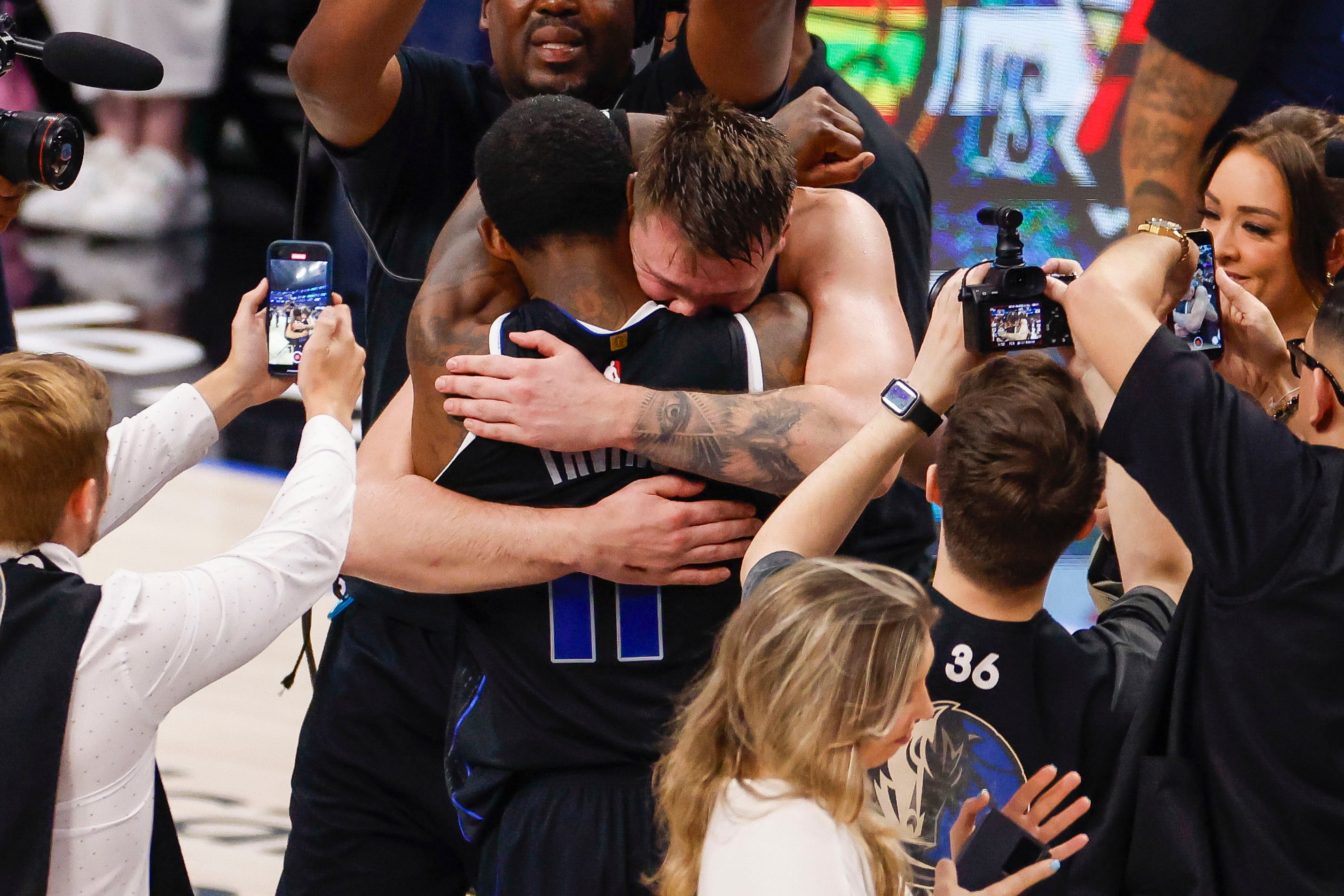 Luka Doncic se abraza con Kyrie Irving tras meterse en la final de la NBA