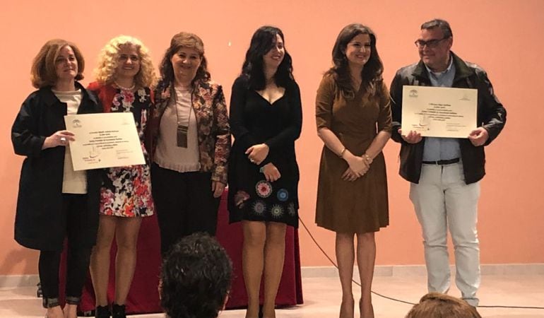 Momento de la entrega de los reconocimientos al director del IES Juan López Morillas, Enrique Yerves, y a la directora de la EEI Antonio Machado, Encarnación Caballero