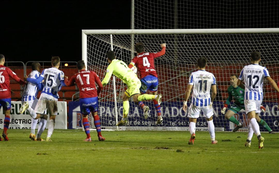 Momento del gol de Xavi Ginard, portero del Atlético Baleares.