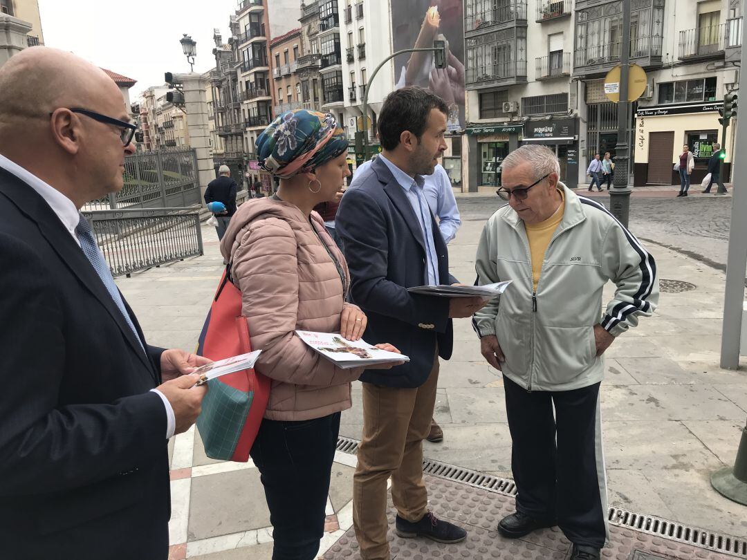 Manuel Fernández, Mercedes Gámez y Julio Millán informan a un ciudadano en Jaén sobre el programa electoral del PSOE en Andalucía.