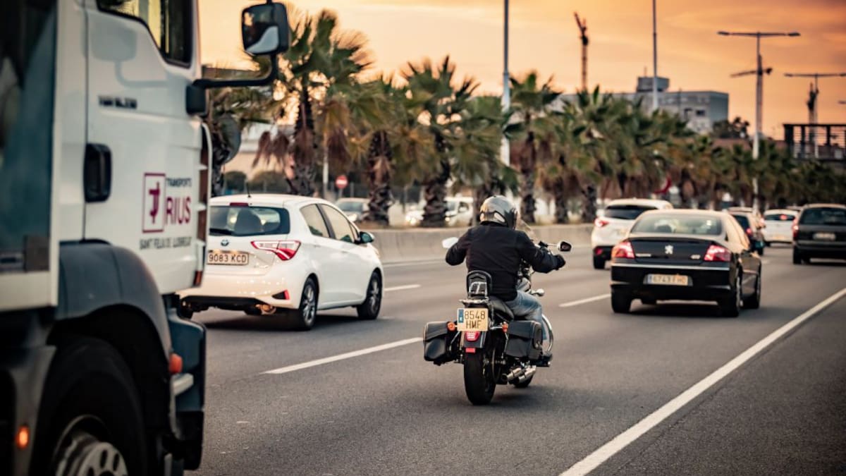 Barcelona empieza a multar a los coches y motos más contaminantes
